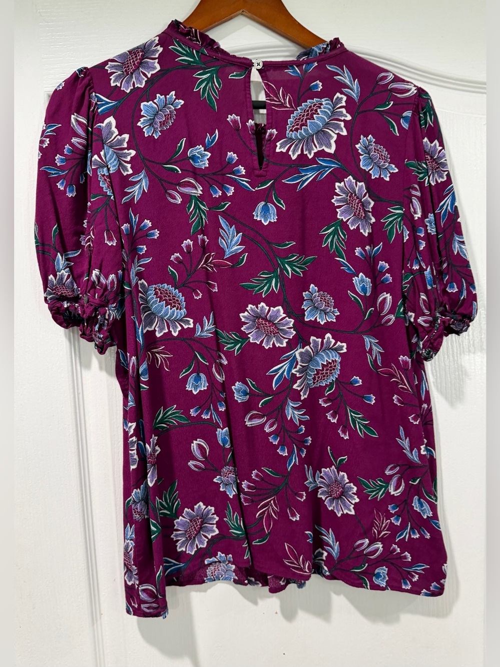 LOFT Floral Pintucked puff sleeve top size L - Picture 3 of 4